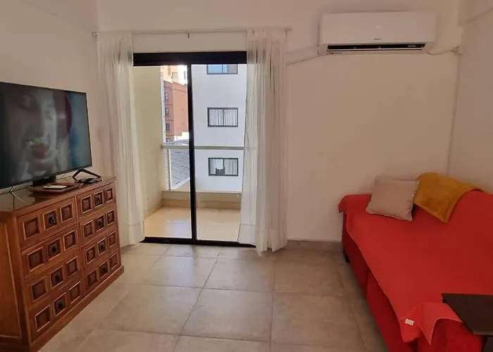 Luminoso, Amplio Y Bien Ubicado!